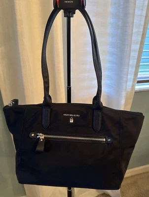 Bolso de hombro Michael Kors para mujer con cremallera superior tono dorado con logotipo de nailon negro Foto 1 de 4