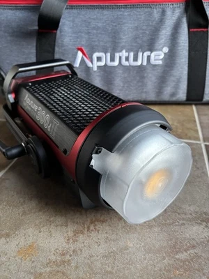 Luz diurna LED monoluz montaje en V Aputure LS C300d II luz de video Foto 1 de 4