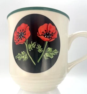 Mohn von Künstler Nina Mortellito rote Mohnblumen auf schwarzer Kaffeetasse (Veteranen) - Bild 1 von 12