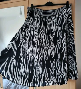 Pleated Monochrome Skirt, Size 20 - Picture 1 of 5
