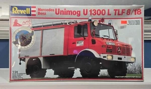 Revell Mercedes-Benz Unimog U 1300 L TLF 8/18 camion dei pompieri modello # 7451 scatola sigillata - Foto 1 di 3