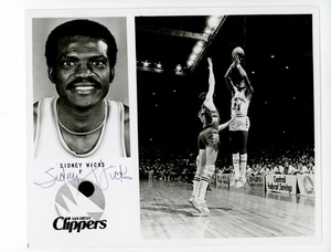 Foto de prensa emitida por el equipo autografiado de Sidney Wicks 1978-79 de los San Diego Clippers - Imagen 1 de 2