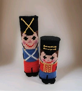 Vintage Spielzeug Soldaten Paar Leinwand Kreuzstich Weihnachten Figuren Kitsch Handarbeit  - Bild 1 von 11