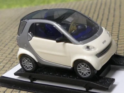 1/87 Busch Smart Fortwo City Coupé weiß/silber 48900 - Bild 1 von 2
