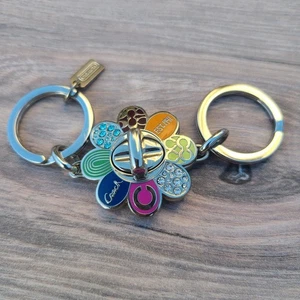 Llavero doble Coach Legacy Daisy Turnlock 2 anillos llavero  - Imagen 1 de 6