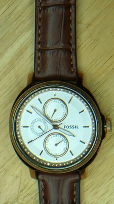 Estuche Fossil Para Hombre Tono Oro Rosa Esfera Blanca Día Fecha 24 Horas Cuero Marrón Foto 1 de 4