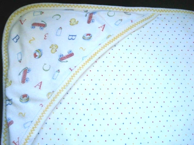Vintage Infant Hooded Knit Blanket Small Dots ABC Wagons Foto 1 de 4