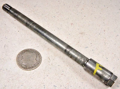 81 YAMAHA YZ465 FRONT AXLE AXEL SHAFT SPINDLE BOLT Foto 1 de 4