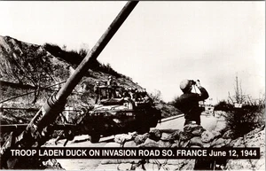 Vintage.Postkarte- Truppenbeladene Ente auf Invasionsstraße so Frankreich 12. Juni 1944 Soldaten - Bild 1 von 2
