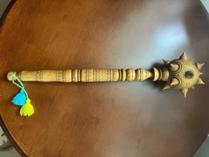 Handgefertigter Streitkolben aus Holz - traditionelle Dekowaffe mit Stacheln - Bild 1 von 5