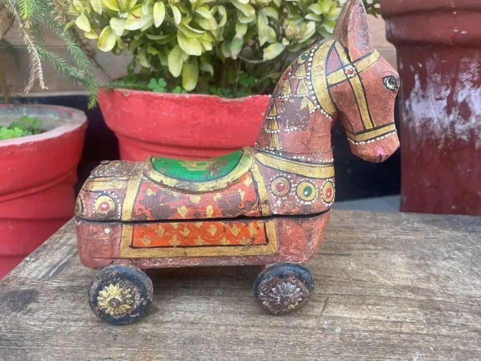 Estatueta antiga de madeira antiga feita à mão cavalo sobre rodas rara pintada caixa de cavalo - Imagem 1 de 4