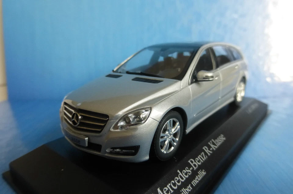 Mercedes Benz R Class Iridium Silver W251 2010 Minichamps 400034670 1:43 Silber - Image 1 of 1