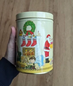 Vintage 1979 Weihnachten Urlaub Santa Familie Kaminszene ZINN Aufbewahrung 6" - Bild 1 von 11