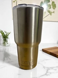 Yeti 30 oz Edelstahl Trinkbecher mit Standarddeckel - Bild 1 von 8