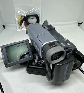 Sony DCR-TRV19E Mini DV Tape Digital Video Camera Handycam - Working Order - Picture 1 of 14