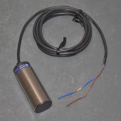 Sensor de proximidad Telemecanique XSAV12801, 24-210V AC/DC, M30, inductivo Foto 1 de 4