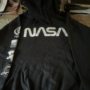 boohooMAN Felpa con cappuccio pullover media NASA uomo nera in ottime condizioni - Foto 1 di 9