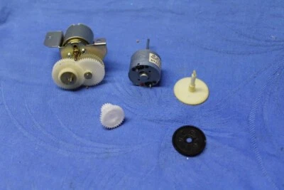 2x kleine Elektromotor Getriebevorsatz, Getriebe kann auch demontiert werden - Bild 1 von 4