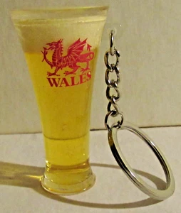 F) SCHLÜSSELANHÄNGER KUNSTSTOFF BIER GROSS GLAS WALES WALISISCHER ROTER DRACHE FLÜSSIG GEFÜLLT - Bild 1 von 2