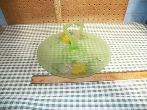 Vassoio vintage in raso smerigliato verde con fiori dipinti a mano - Foto 1 di 4