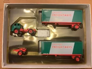 Winross - Consolidated Freightways Nostalgia Series #9 - White Double - 1:64 - Picture 1 of 15