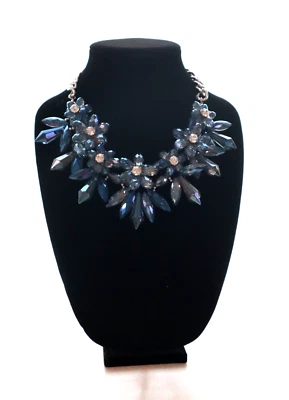 Collar Chico's Floral Cristal Cristal Cristal Con Estrás Color Azul Claro Foto 1 de 4