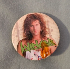 Vintage Original 1980er ~ WINGER ~ Blasorchester Pinback Button Pin Portrait - Bild 1 von 1