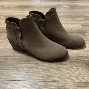 MIA Women’s Taupe Leather Ankle Boots Side Zip 1.5” Block Heel Size 8.5 - Picture 1 of 6