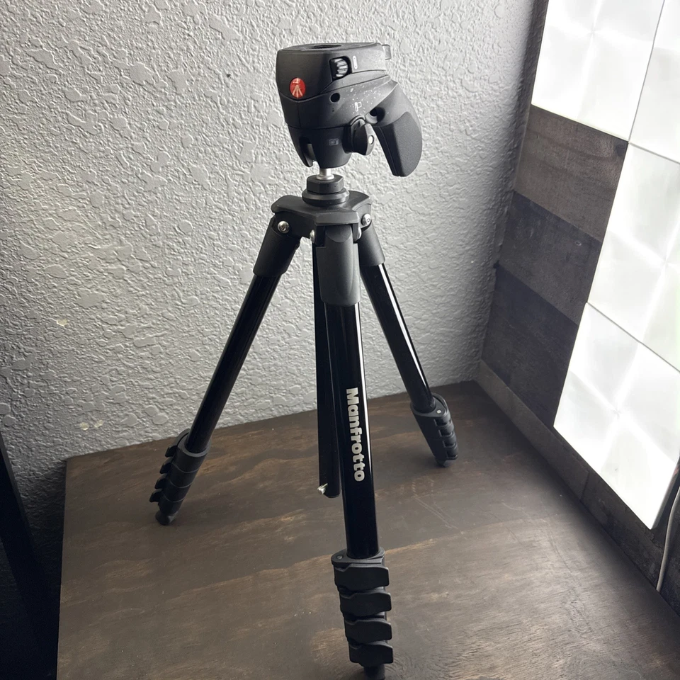 Manfrotto MKCOMPACTACN-BK Compact Action Aluminium Tripod - Image 1 of 4