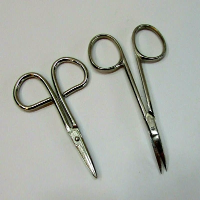 Dos tijeras de manicura de acero inoxidable pequeñas vintage de los años 90 curvas y rectas Foto 1 de 2