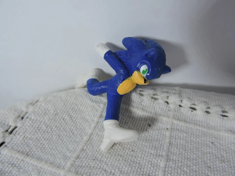 Figura Sonic en azul y beige tiene poco tas en los pies hacer un buen adorno de pastel Foto 1 de 4