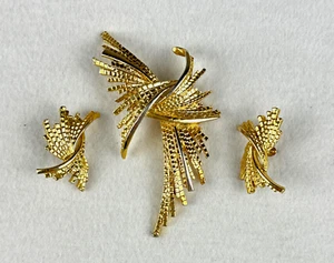 Trifari Numbered 5057 Necklace Pierced Stud Earrings Set Textured Gold Tone Vtg - Picture 1 of 9