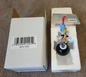 Disney Store Jiminy Cricket Skizzenbuch Ornament auf 8 Ball Pinocchio NEU - Bild 1 von 5