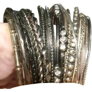 Lote de 16 Brazaletes Tono Plata Conjunto Mezcla Diseños - Imagen 1 de 5