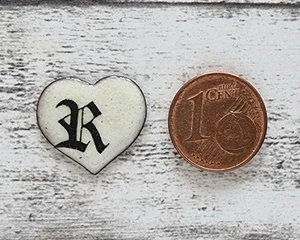 Mini Herz weiß R Buchstabe Vintage Emaille 1970er Geschenk Name Retro Liebe süß - Picture 1 of 3