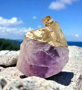 Vintage Raw Amethyst Crystal Stone Hammered Brass Gold-Tone Metal Pendant - Picture 1 of 3