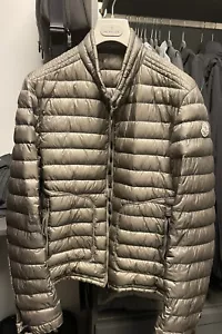 Moncler Auguste Herrenjacke Gr. 4 Large Grau (ähnlich Acorus) - Bild 1 von 10