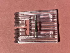 Pie de plástico Pintuck de 7 ranuras para máquinas de coser Euro-Pro modelos a presión - Imagen 1 de 5
