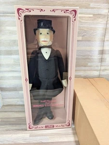 DE COLECCIÓN STEIFF 1913 RÉPLICA MUÑECA FIELTRO CABALLERO EN ABRIGO DE LA MAÑANA SIN USAR, EN CAJA LE VICTORIAN - Imagen 1 de 14