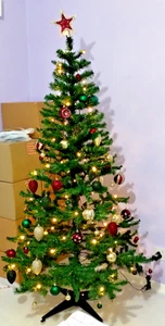 Árbol de Navidad preiluminado M&S de 6 pies. Incluye bolas irrompibles y 100 luces LED. - Imagen 1 de 4