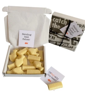 Kleine Leckereien!  Little Box mit weißer Schokolade Fish & Chips! Geburtstag/Team Geschenk usw - Bild 1 von 11