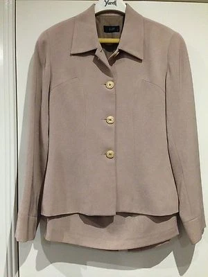 LOVELY LADIES "OJAY" BEIGE SUIT ~ SIZE 10 ~ EXCELLENT CONDITION - image 1 of 4