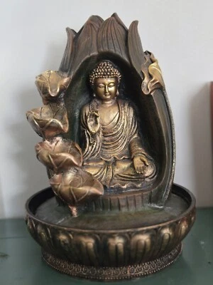 水喷泉金佛冥想莲花 — 第 1/4 张图片