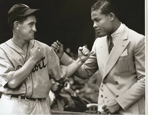 Detroit Tigers Mickey Cochrane Spars With Boxer Joe Louis Boxing Legend MUST SEE - Picture 1 of 1