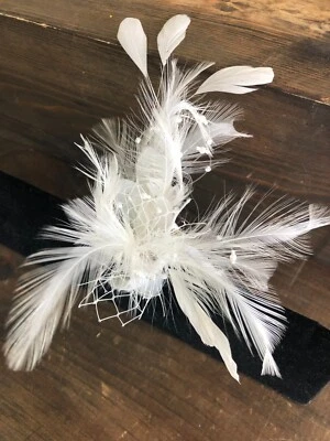 FACSINADOR EMPLUMADO - Clip de pedrería floral de seda - Clásicos nupciales FL-57 MARFIL Foto 1 de 4