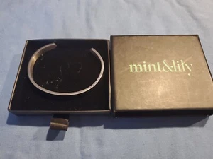 Neuwertiger & Lilie Armreif Armband mit schönem Spruch innen - Bild 1 von 3