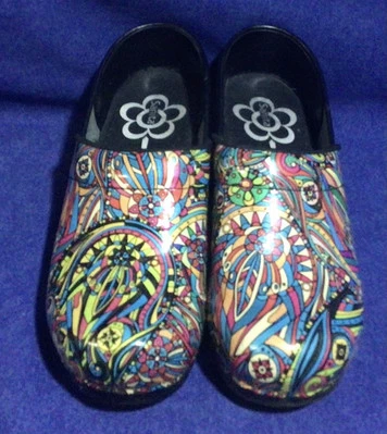 Zuecos Sanita charol antideslizantes cómodos talla 38 EE. UU. 7,5 coloridos enfermería Foto 1 de 4