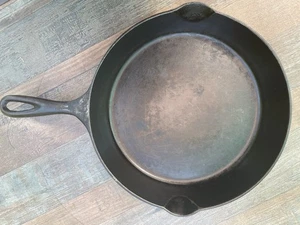 Vintage Unmarked No 8 (10”) Cast Iron Skillet Heat Ring Marked “ E” - Picture 1 of 12