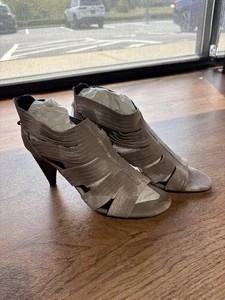 Donald J Pliner Women Heels Size 10 THORA-R9 TAUPE RESORT SUEDE - Picture 1 of 2