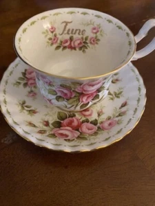 Royal Albert Teetasse und Untertasse.  Blume des Monats Juni Serie.  Rosa Rosen - Bild 1 von 4